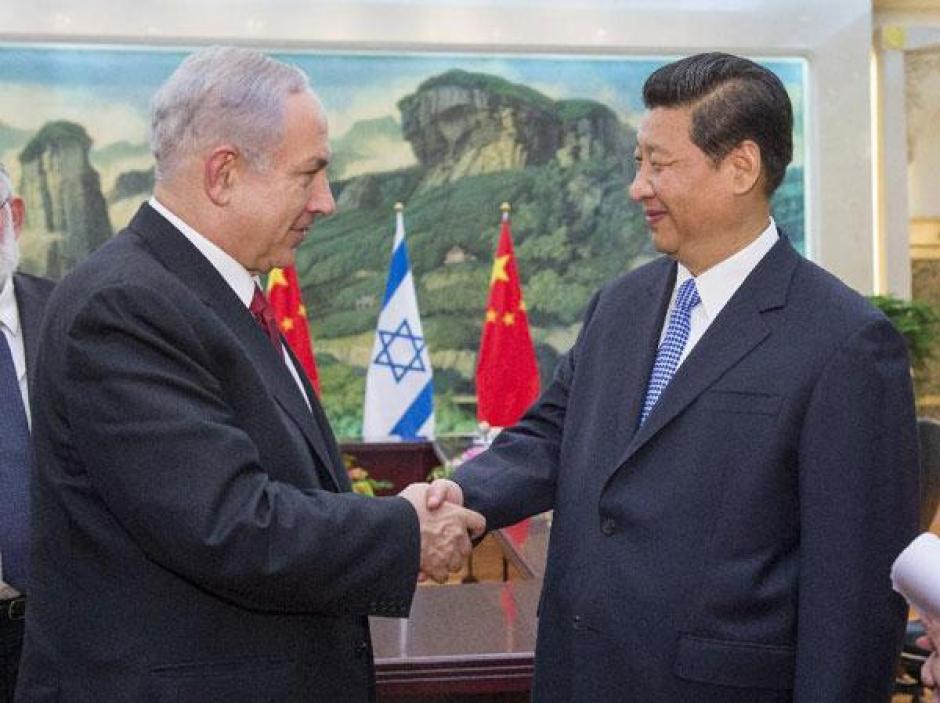 El primer ministro israelí Benjamín Netanyahu y le presidente chino Xi Jinping en Pekín (2013)