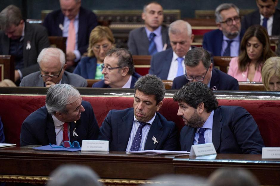El presidente de Aragón, Jorge Azcón; el presidente de la Generalitat valenciana, Carlos Mazón y el presidente de la Región de Murcia, Fernando López Miras,  durante un debate tras la Comisión General de las Comunidades Autónomas, en el Senado, a 19 de octubre de 2023, en Madrid (España). En la Comisión, Aragonès, ha defendido la amnistía y el referéndum. Antes de llegar, se ha reunido con senadores catalanes de ERC, Junts y PSC, y posteriormente, se verá con los portavoces de Bildu en el Congreso y Senado. Esta comisión ha sido convocada por el Partido Popular, con la ausencia del Gobierno, con el fin de escenificar el rechazo a la amnistía de su poder territori
19 OCTUBRE 2023;COMUNIDADES AUTONOMAS;MADRID;LENGUA;SENADO
Jesús Hellín / Europa Press
19/10/2023