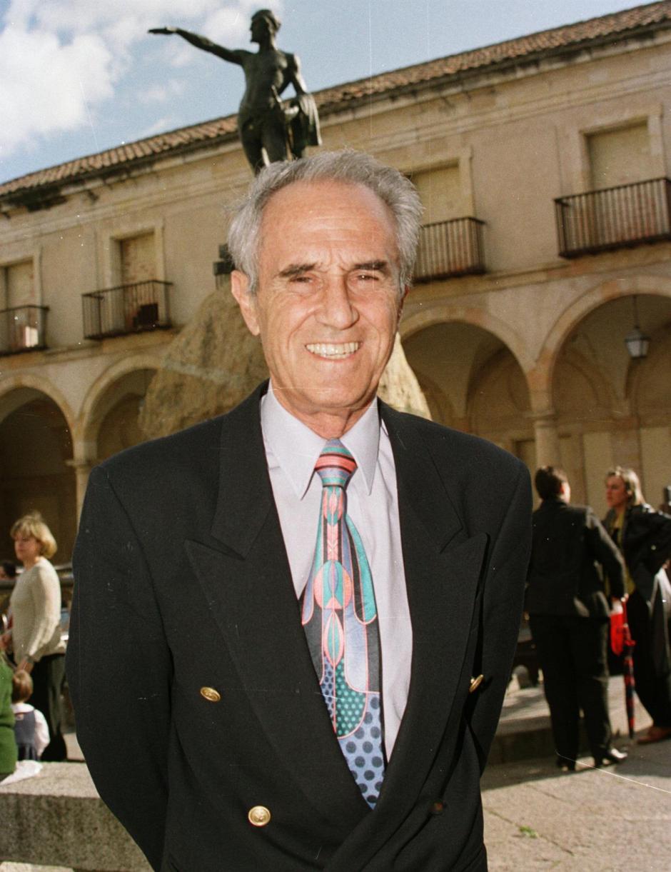 José María Carrascal, con una de sus coloridas corbatas, en el año 2000