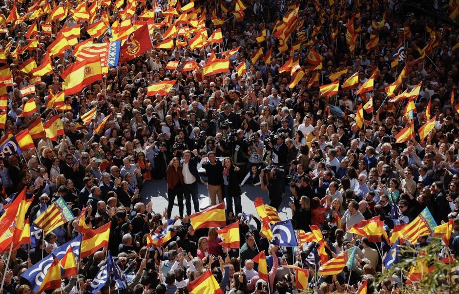 Catalá, Feijóo, Mazón y Gamarra, rodeados de una multitud en Valencia
