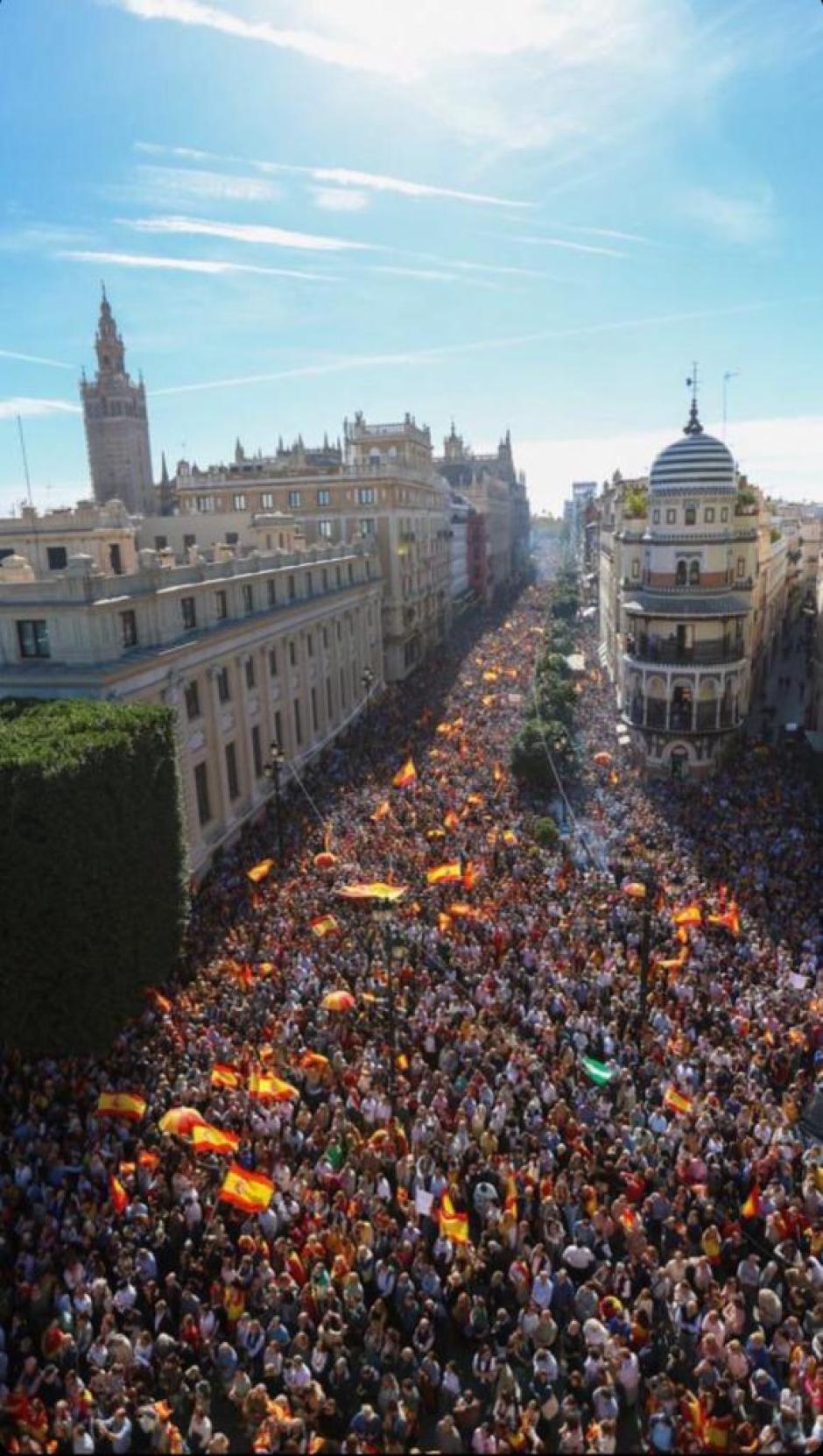Vista panorámica de la manifestación por la igualdad y contra la amnistía de Sevilla.