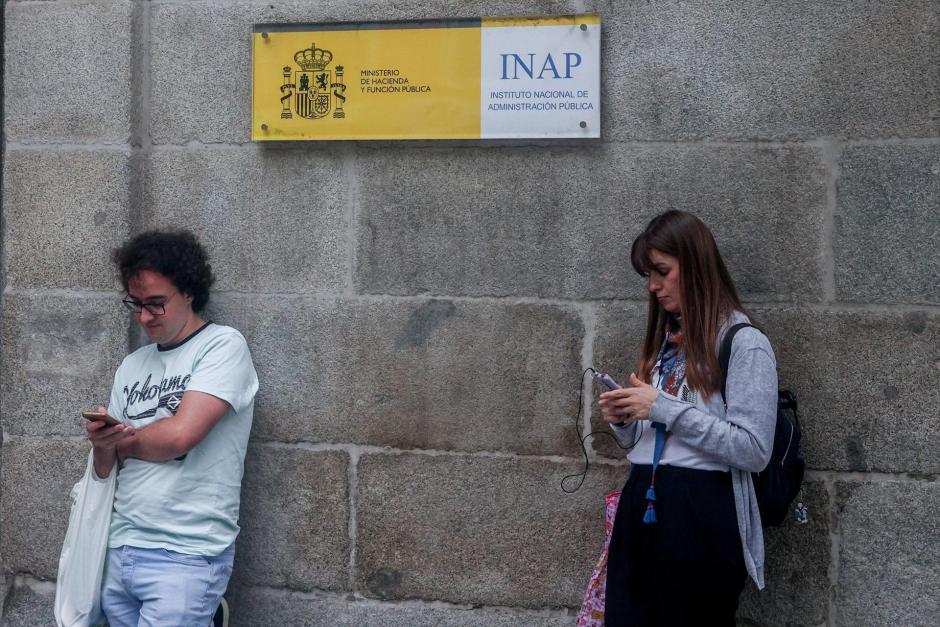 Varias personas en el exterior del Instituto Nacional de Administración Pública
