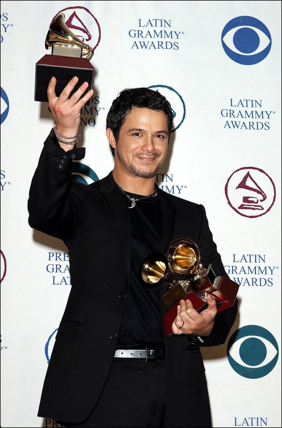 EL CANTANTE ALEJANDRO SANZ GALARDONADO DURANTE LA 3 EDICION DE LOS PREMIOS GRAMMY LATINOS 2002
Lionel Hahn / ABACA 38112 / © KORPA
18/09/02 
LOS ANGELES

 *** Local Caption *** © Lionel Hahn/ABACA. 38112-1. Los Angeles-CA-USA. 09/18/2002. The 3rd Annual Latin Grammy Awards at the Kodak Theatre in Hollywood.
Pictured : Alejandro Sanz winner of 3 Grammys including Record of the Year (Y solo se me ocurre Amarte), Album of the Year (MTV Unplugged) / Song of the Year (Y solo se me ocurre Amarte).
