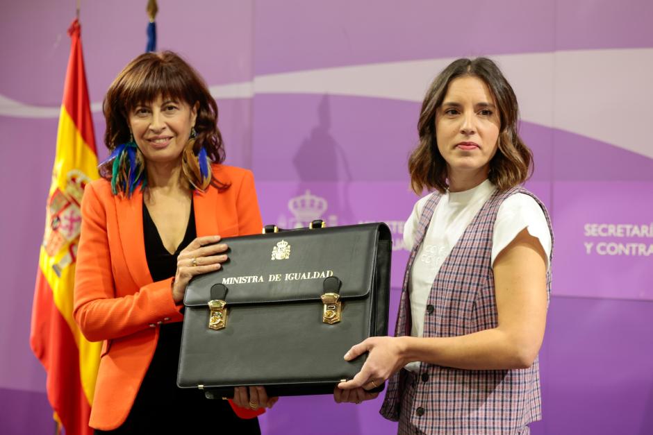 Former Minister Irene Montero and Minister Ana Redondo during ceremony delivers the Ministry handbags of Ministry of Equality at Ministry headquartes in Madrid 21 November 2023