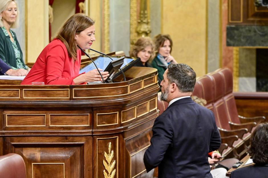 La presidenta del Congreso, Francina Armengol, y el líder de Vox, Santiago Abascal, en el hemiciclo