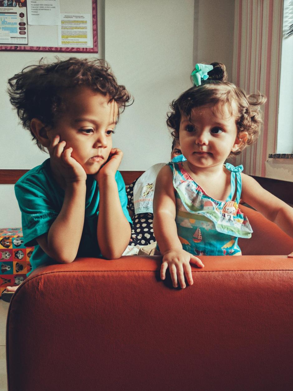 Dos niños en un sofá
