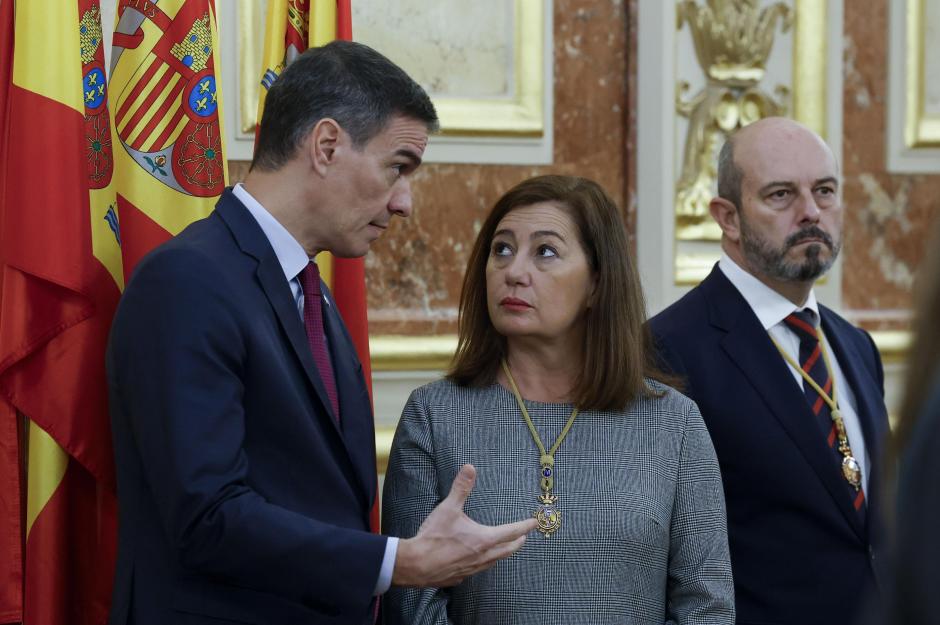 Pedro Sánchez y Francina Armengol conversan en presencia del presidente del Senado