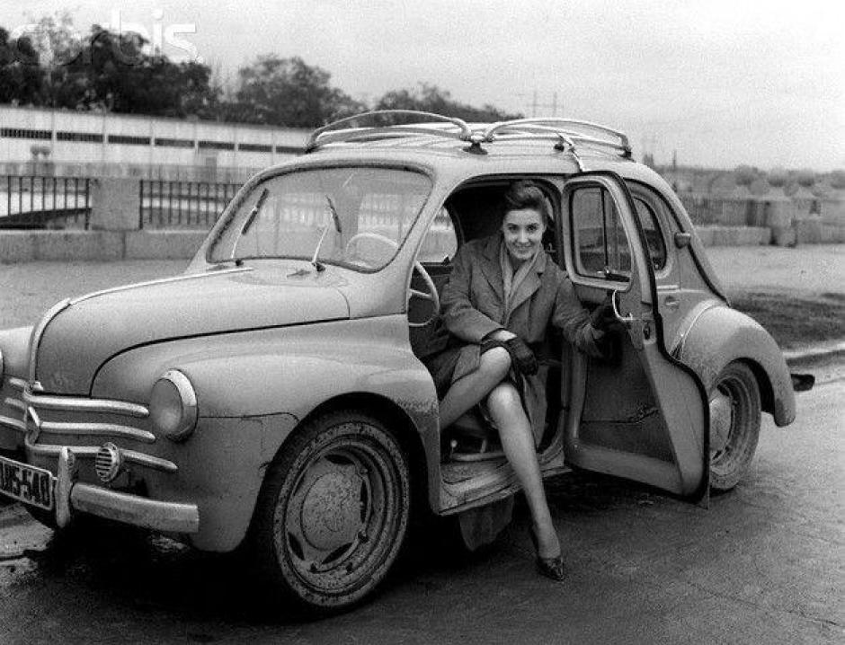 Concha Velasco en una foto de 1957 junto a su primer coche, un Renault 4/4. Un coche al que cariñosamente apodó Orden. Lo compró en la calle O'Donnell por 80.000 pesetas, tal y como relata en una entrevista al diario El Mundo. A sus mandos aprendió a conducir toda la familia
