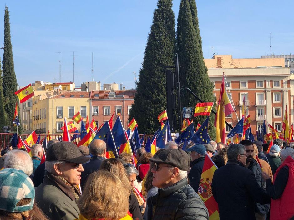 Banderas española y de la Unión Europea en el Templo de Debod