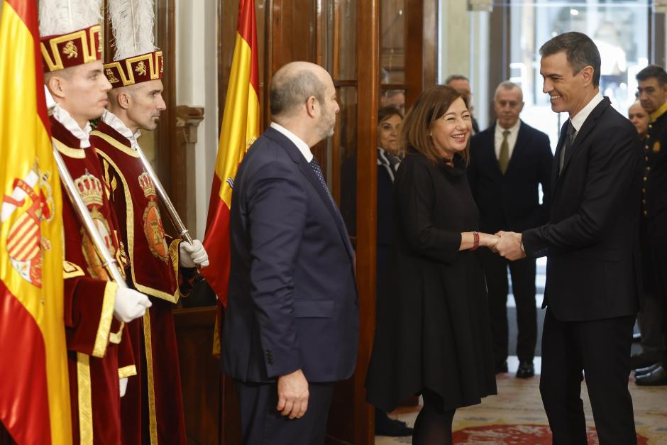 El presidente del Gobierno, Pedro Sánchez (d), es recibido por los presidentes del Congeso, Francina Armengol (2d), y del Senado, Pedro Rollán (c), a su llegada al Congreso de los Diputados para asistir a la celebración por el Día de la Constitución este miércoles.