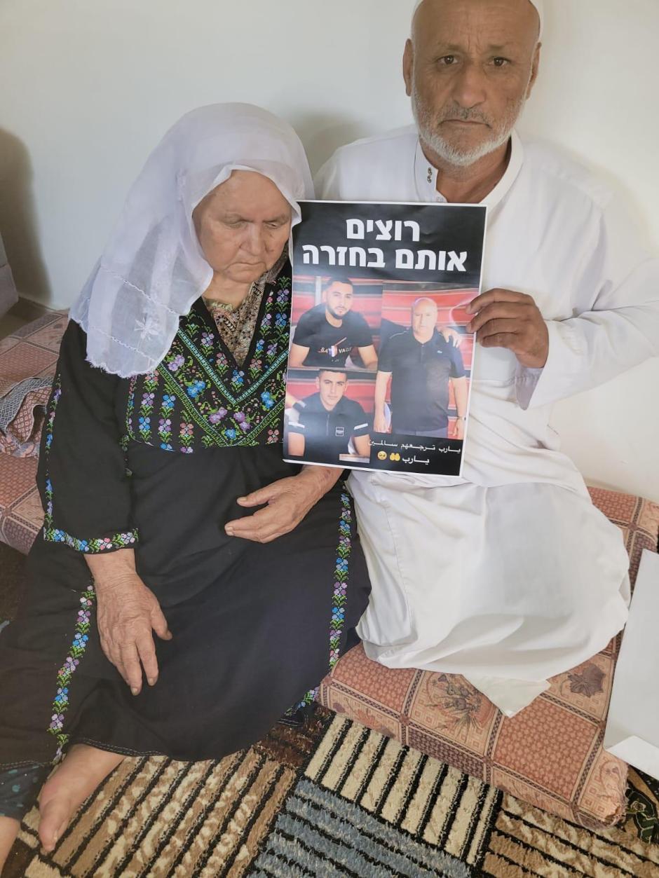 Ali Zaiadne, beduino musulmán de la ciudad sureña de Rahat, junto con la madre de los secuestrados