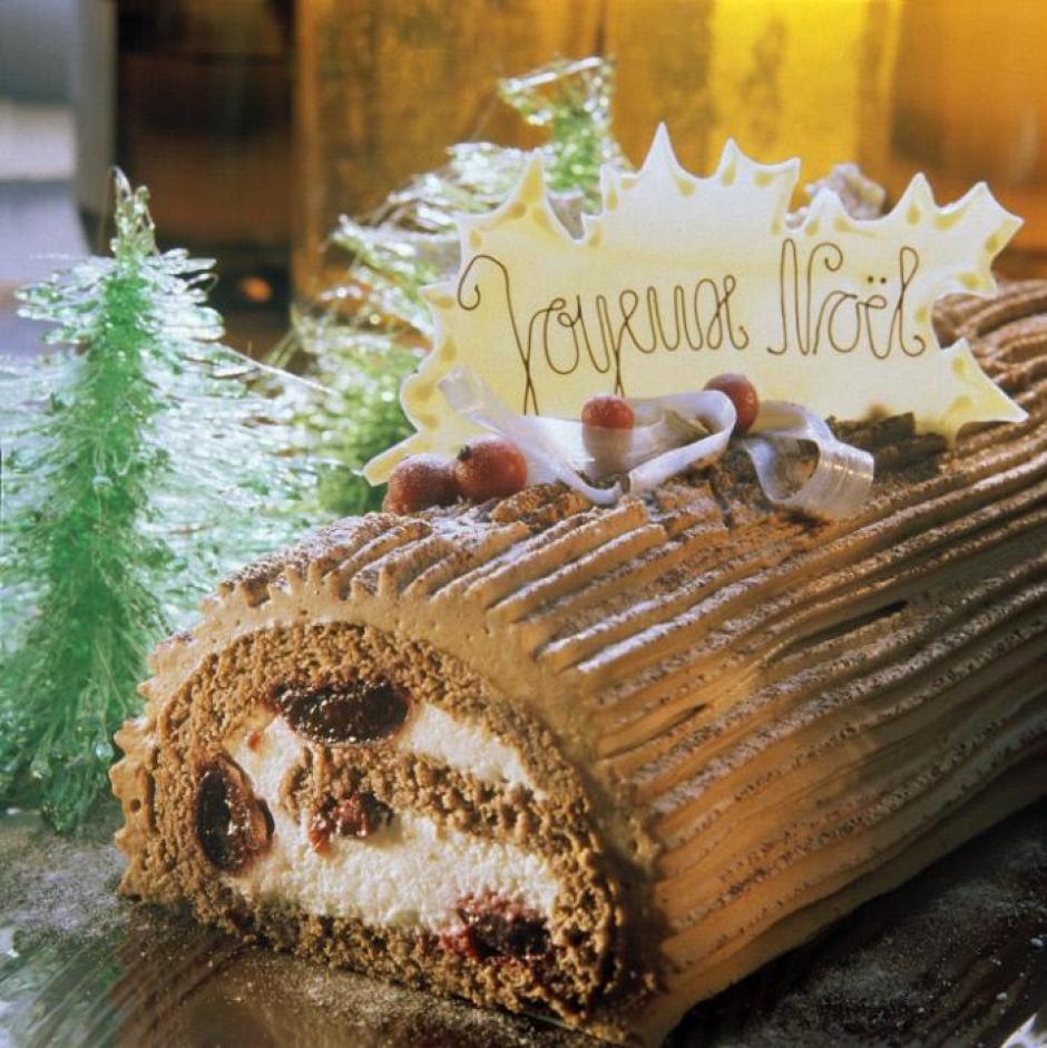 2.	 Bûche de Noël: Esta tradición no es solo francesa, sino de todos los piases francófonos. En español, tronco de navidad, tiene orígenes tradiciones precristianas. La tradición llamada también tronco de Navidad, consistía un tronco o un leño grande de madera, preferiblemente de árboles frutales, para celebrar el solsticio de invierno y el fuego nuevo del año que va a comenzar. En el siglo XIX se empiezan a usar las estufas más extendidamente y se abandona la tradición. Existen diferentes versiones de cómo se inició la tradición del postre. La más compartida es que un aprendiz de chocolatería de París para mantener la tradición decidió crear un bizcocho con crema pastelera de chocolate y crearlo de tal manera que pareciera un tronco.