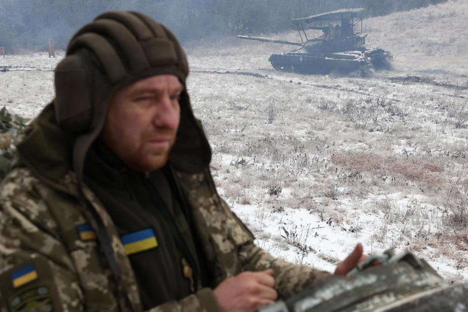 Un soldado ucraniano sobre un tanque en la región de Donetsk