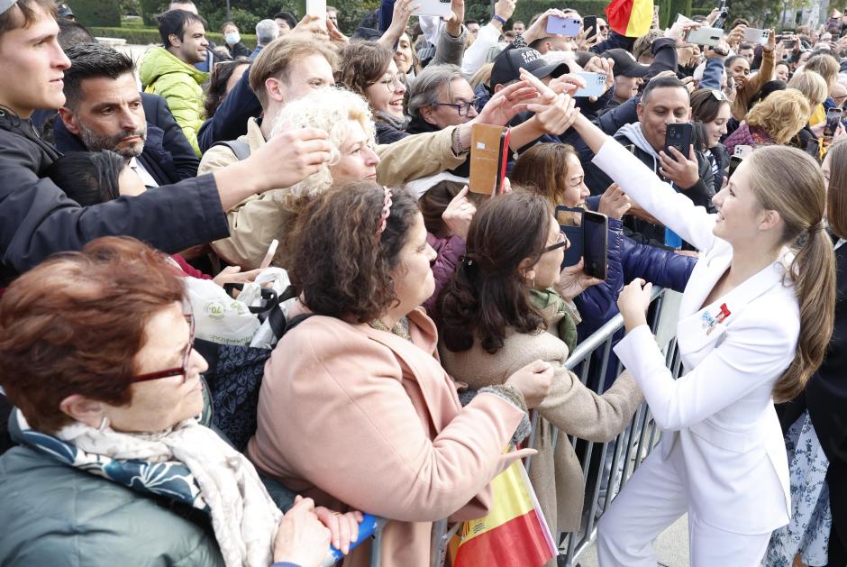 Su Alteza Real la Princesa de Asturias con ciudadanos en la calle tras el acto de juramento de la Constitución Española (31 de octubre de 2023).