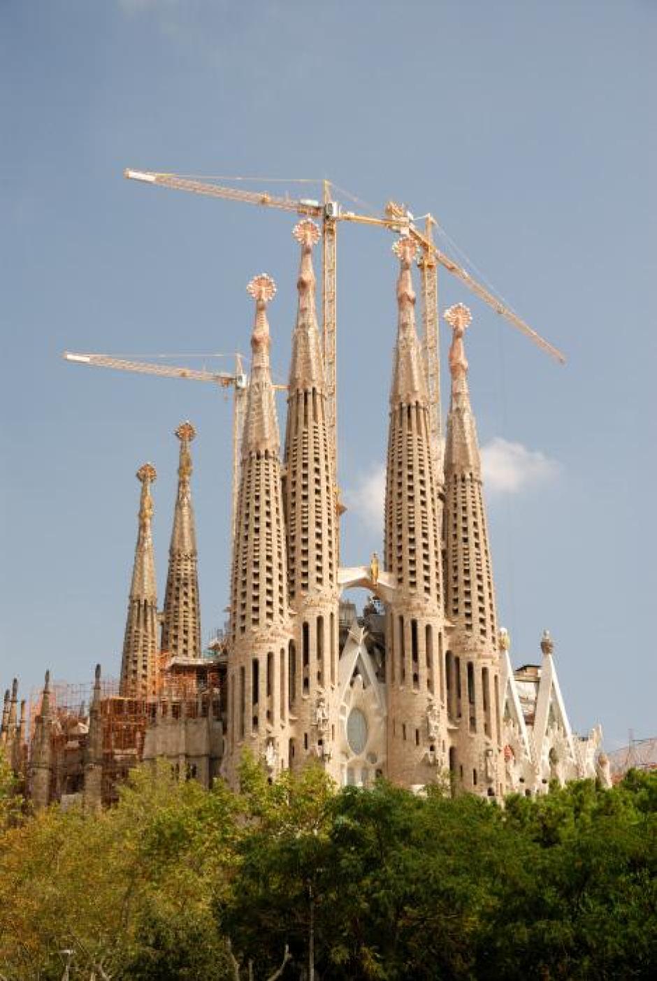 Basílica de la Sagrada Familia, Barcelona: No es sorpresa que este sea uno de los monumentos mas visitados de España, ya que es la Iglesia más visitada de Europa después de la Basílica de San Pedro. Esta basílica fue iniciada en 1882 y todavía sigue en construcción. Fue diseñada por el arquitecto Antonio Gaudí y es el mayor exponente del modernismo catalán. La cripta y el ábside son de estilo neogótico, sin embargo, Gaudí concibió el resto del templo como modernista. En un estilo orgánico buscaba imitar las formas de la naturaleza, el interior se asemeja a un bosque. Una vez terminada será la iglesia cristiana más alta del mundo.
