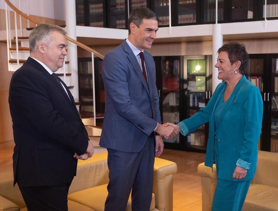 (I-D) El secretario de Organización del Partido Socialista, Santos Cerdán y el presidente del Gobierno en funciones, Pedro Sánchez, reciben a la portavoz de EH Bildu en el Congreso de los Diputados, Mertxe Aizpurua, durante su ronda de contactos, a 13 octubre de 2023, en Madrid (España). El candidato del PSOE a la reelección, concluye hoy su primera ronda de contactos para tantear posibles apoyos a su investidura. Esta primera ronda finaliza con los encuentros con Junts, cuyo voto es clave, y su primera reunión con una representación de Bildu. Tras recibir el encargo del Rey, Sánchez inició una ronda de contactos en la que prevé reunirse con todos los grupos parlamentarios excepto Vox, además de sindicatos, patronal y asociaciones de varios sectores.
13 OCTUBRE 2023;RONDA;CONTACTOS;REUNIÓN;INVESTIDURA;PSOE;PARTIDO;SOCIALISTA;BILDU;
Eduardo Parra / Europa Press
(Foto de ARCHIVO)
13/10/2023