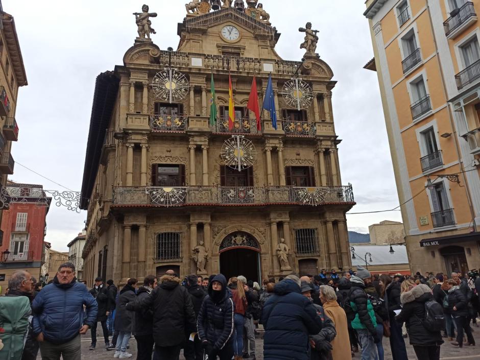 Varias personas se congregan a las puertas del Ayuntamiento de Pamplona