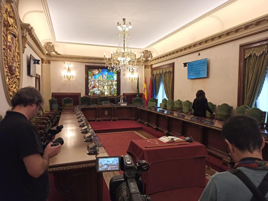 Vista del salón de plenos del Ayuntamiento de Pamplona momentos antes de que comience la moción de censura