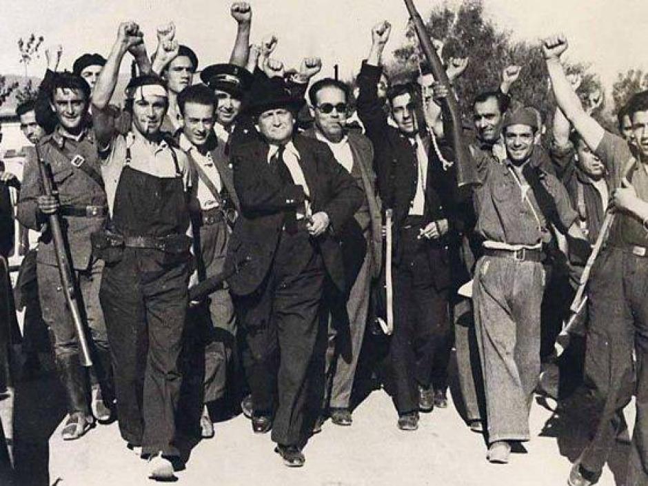 Francisco Largo Caballero, en el centro, junto a un grupo de milicianos en 1936
