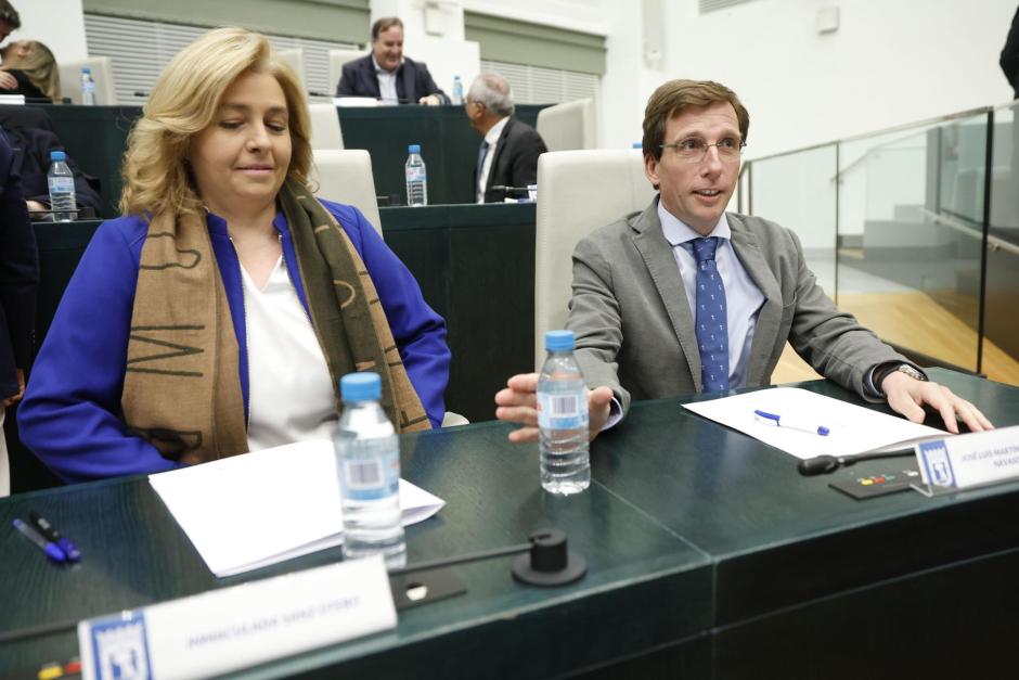 Inma Sanz y José Luis Martínez-Almeida en el pleno del Ayuntamiento