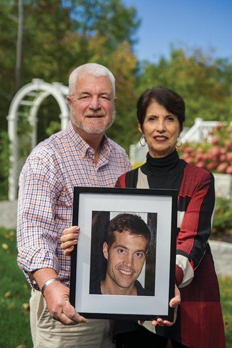 En la imagen, los padres de James Foley posando con un retrato de su hijo Jim.
