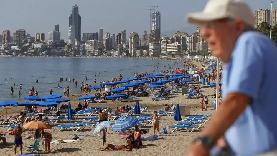 Señor contemplando una playa de Benidorm