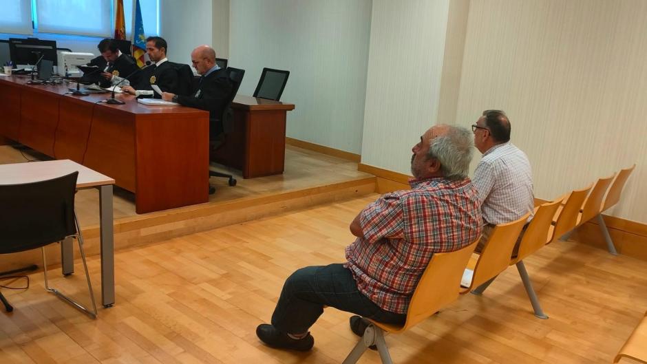 El exalcalde de Bigastro (Alicante), José Joaquín Moya, junto al exsecretario, Antonio Saseta, en uno de los juicios