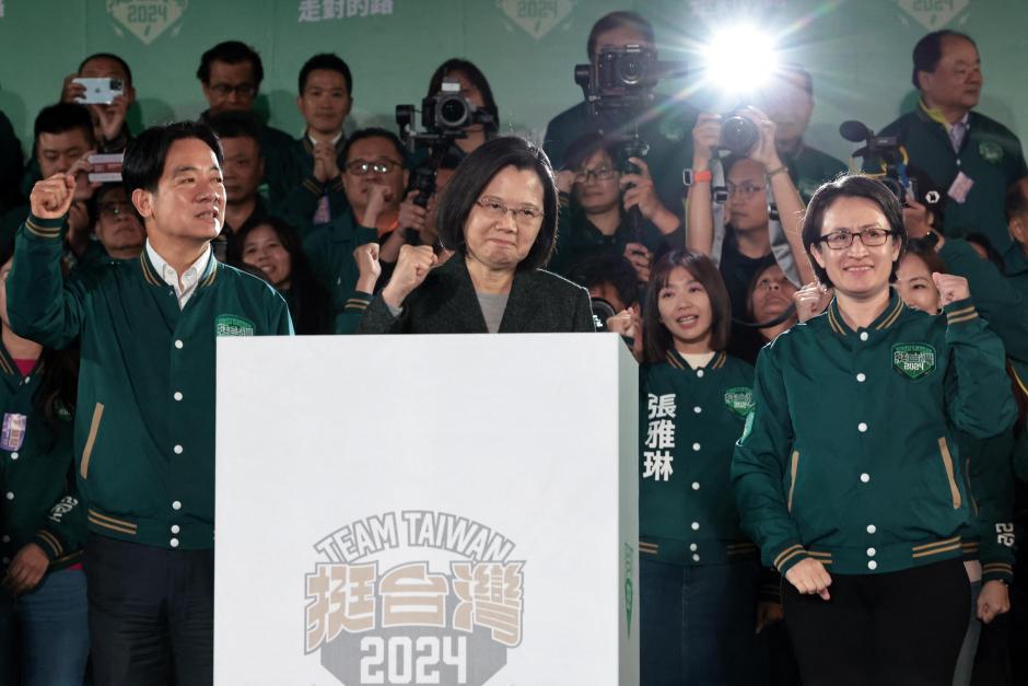 William Lai Ching-te (Iz), presidente electo de Taiwán y Tsai Ing-wen (C) presidenta de la isla