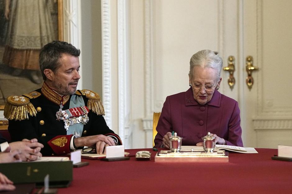 La Reina Margarita II firma su abdicación en presencia de su hijo, el nuevo Rey Federico X de Dinamarca