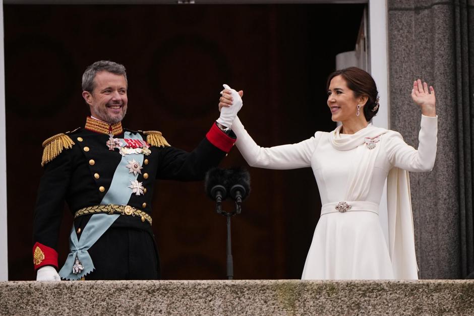 Federico X y Mary de Dinamarca saludan desde el balcón del Palacio de Christianborg