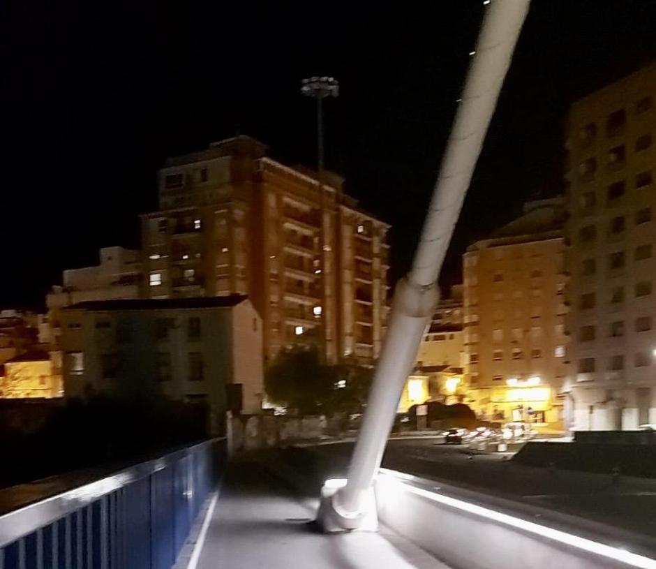 Uno de los postes con los diez focos al inicio del puente de Fernando Reig en Alcoy