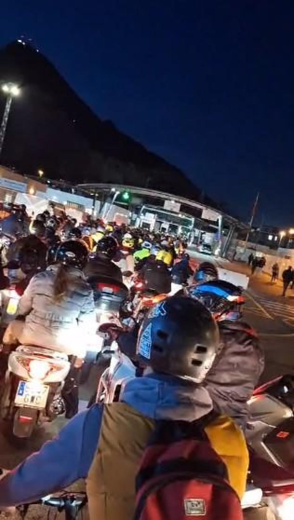 Colas de motos para entrar en Gibraltar en la mañana del 15 de enero