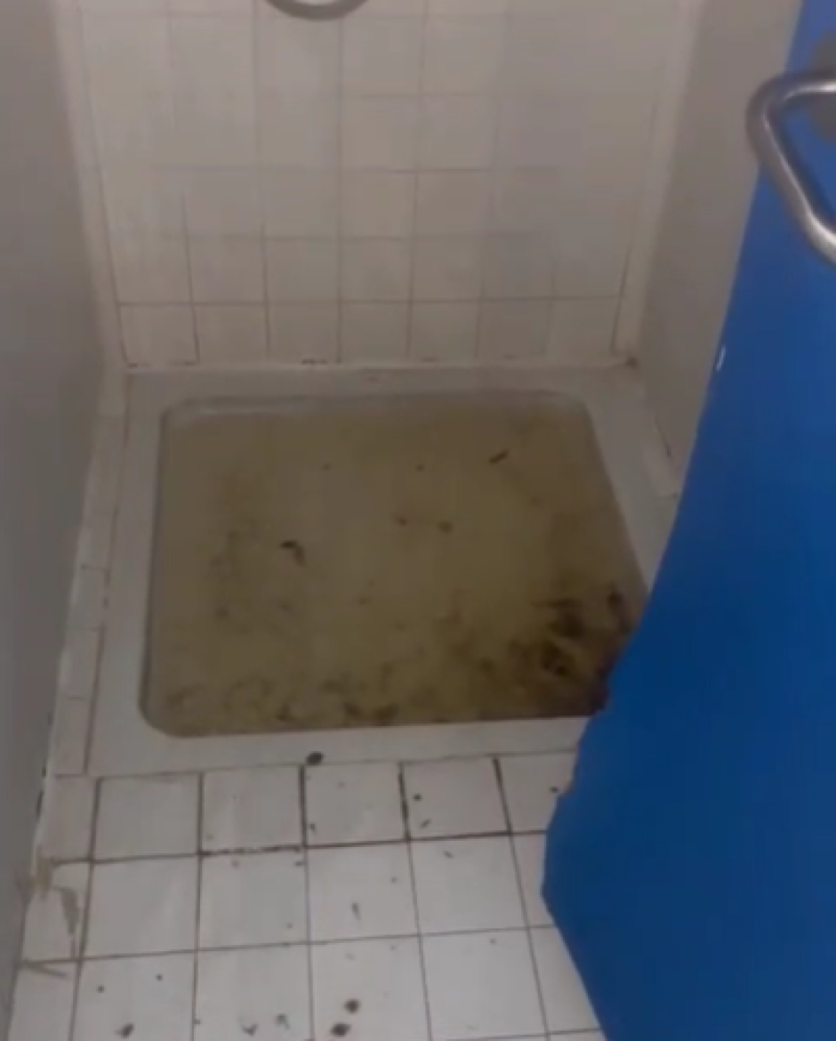 Una de las duchas colapsadas en el Aeropuerto de Barajas