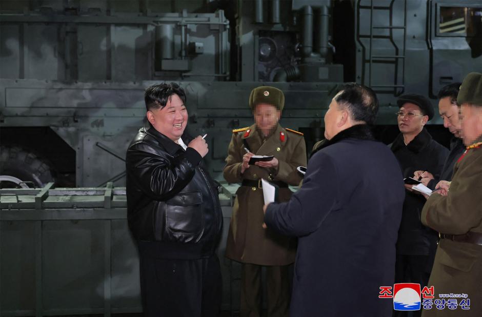 Kim Jong Un inspecciona una planta de fabricación de vehículos de transporte de misiles