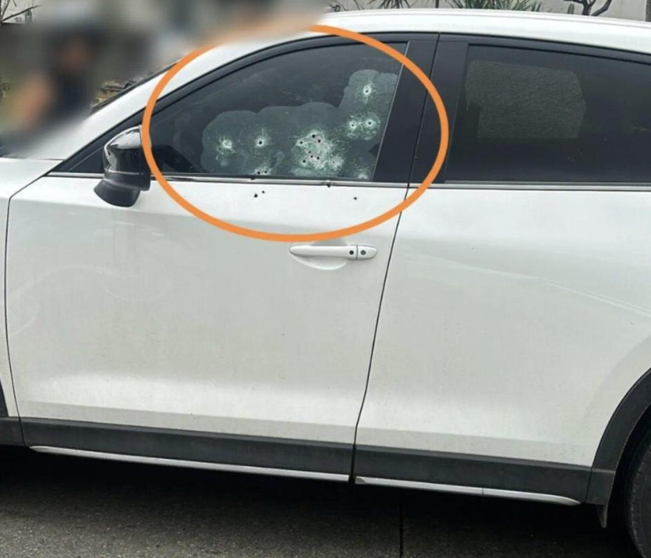 Impactos de bala en el coche que conducía el fiscal ecuatoriano César Suárez