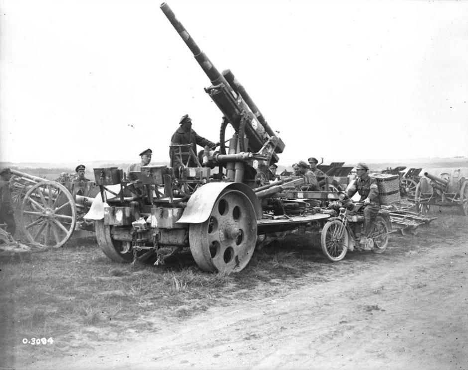 Tropas del Imperio Británico en la Primera Guerra Mundial con un cañón antiaéreo alemán 8,8 cm Flak 16 capturado, agosto de 1918