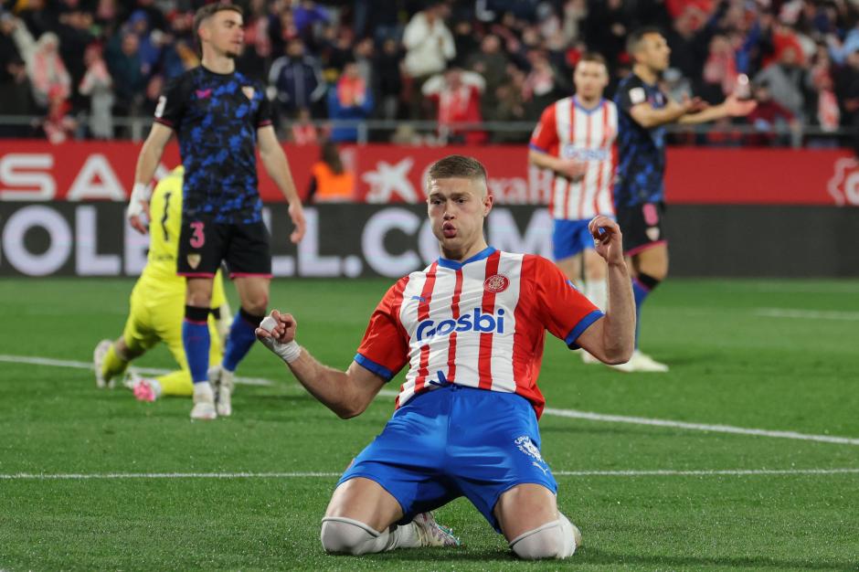 Artem Dovbyk celebrando su segundo gol frente al Sevilla en Liga