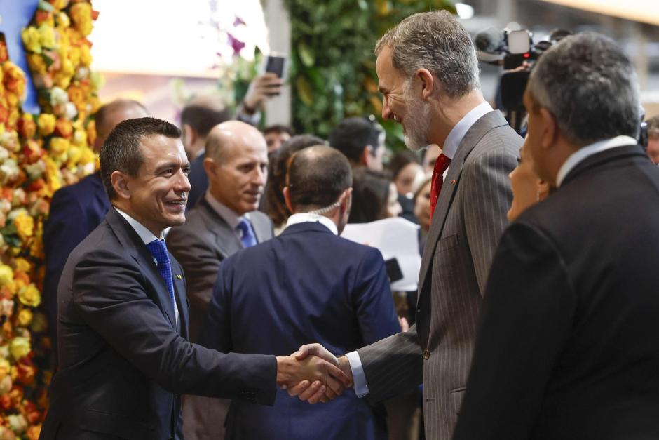 El presidente de Ecuador, Daniel Noboa, saluda a Don Felipe durante la inauguración de Fitur