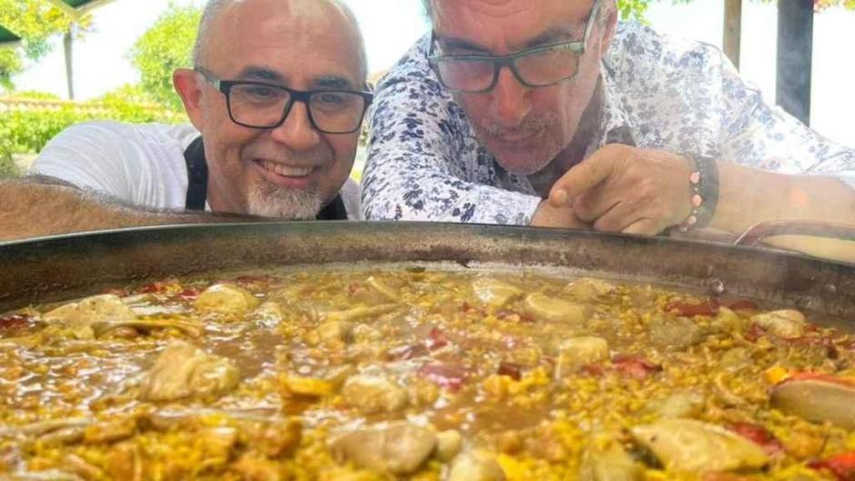 Carlos Herrera posando junto a Vicente Botella, cocinero del restaurante Ya de Aspe, en Alicante