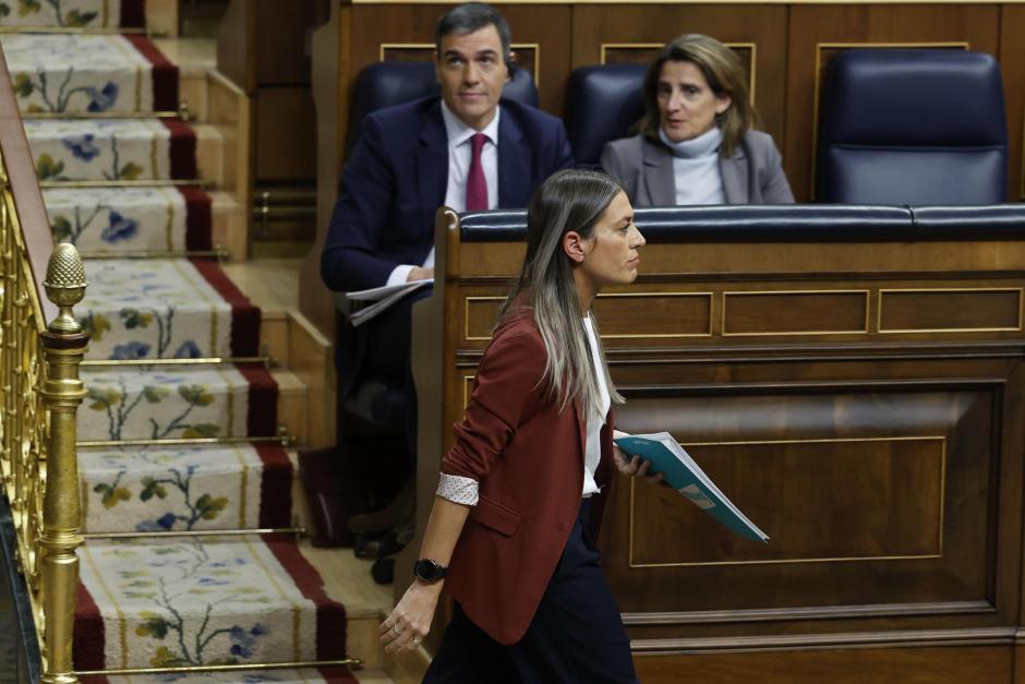 Míriam Nogueras (Junts) pasa frente a Pedro Sánchez y Teresa Ribera