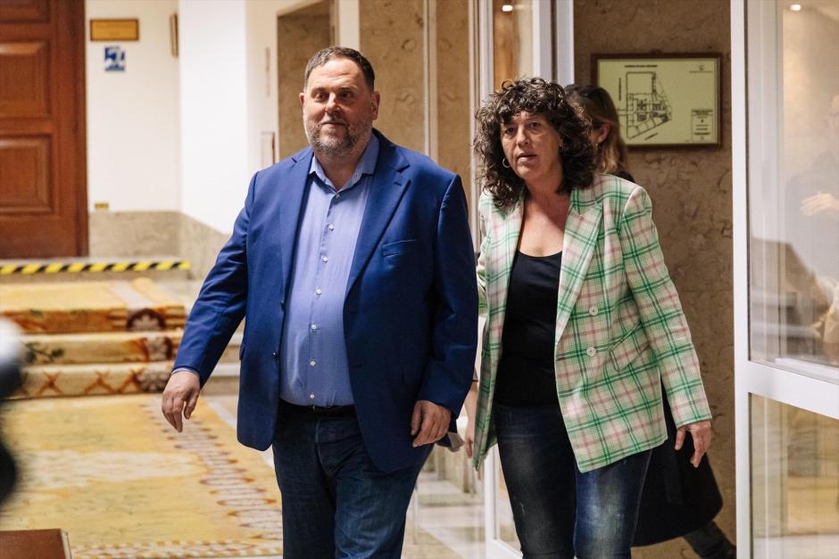 El presidente de Esquerra Republicana (ERC), Oriol Junqueras, y la portavoz adjunta de ERC, Teresa Jordà, a su llegada al Congreso de los Diputados