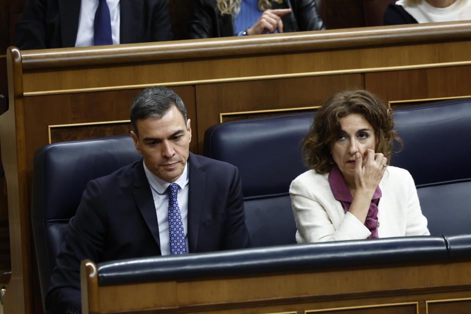 Pedro Sánchez y María Jesús Montero durante el debate sobre la ley de amnistía