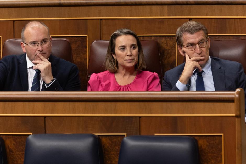 (I-D) El portavoz del PP en el Congreso, Miguel Tellado; la secretaria general del PP, Cuca Gamarra, y el presidente del Partido Popular, Alberto Núñez Feijóo, durante una sesión plenaria, en el Congreso de los Diputados, a 5 de diciembre de 2023, en Madrid (España).  El Pleno del Congreso de los Diputados acoge hoy la comparecencia de Albares sobre la situación en Gaza, Israel y Oriente Medio, en plena crisis diplomática con Israel, después de que el Gobierno israelí llamase a consultas a su embajadora en Madrid, Rodica Radian-Gordon, por las declaraciones del presidente del Gobierno sobre la ofensiva en Gaza.
05 DICIEMBRE 2023;MADRID;CONGRESO;CRISIS DIPLOMÁTICA;ISRAEL
Eduardo Parra / Europa Press
(Foto de ARCHIVO)
05/12/2023