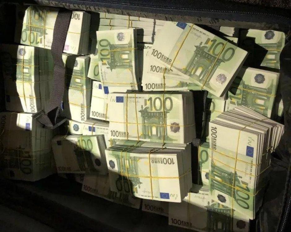 Bolsa con fajos de billetes que los rusos enviaron al asesor de Carles Puigdemont