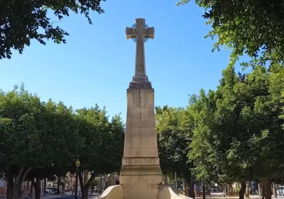 Cruz de los Caídos en el Paseo de Germanías de Elche (Alicante)