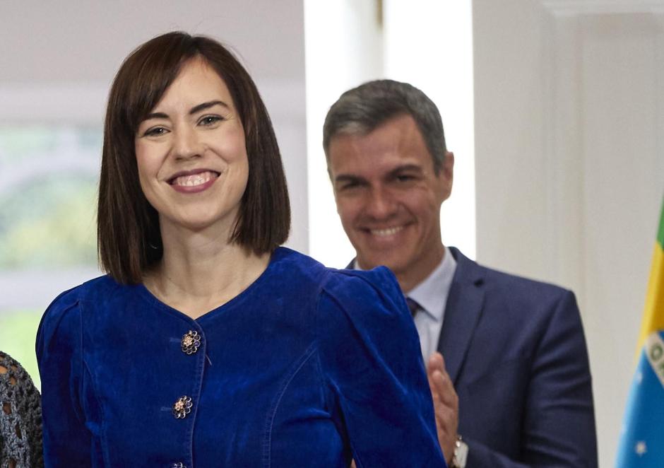 La ministra de Ciencia, Diana Morant, delante de Pedro Sánchez