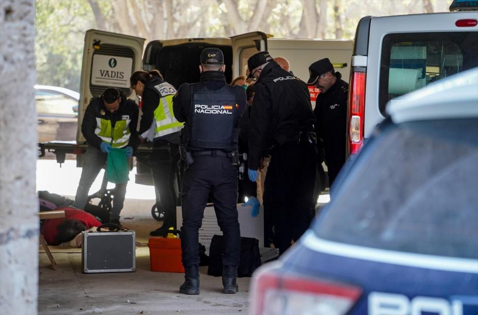 Agentes de la Policía Nacional y efectivos sanitarios en el lugar donde un indigente ha matado a otro, en Valencia