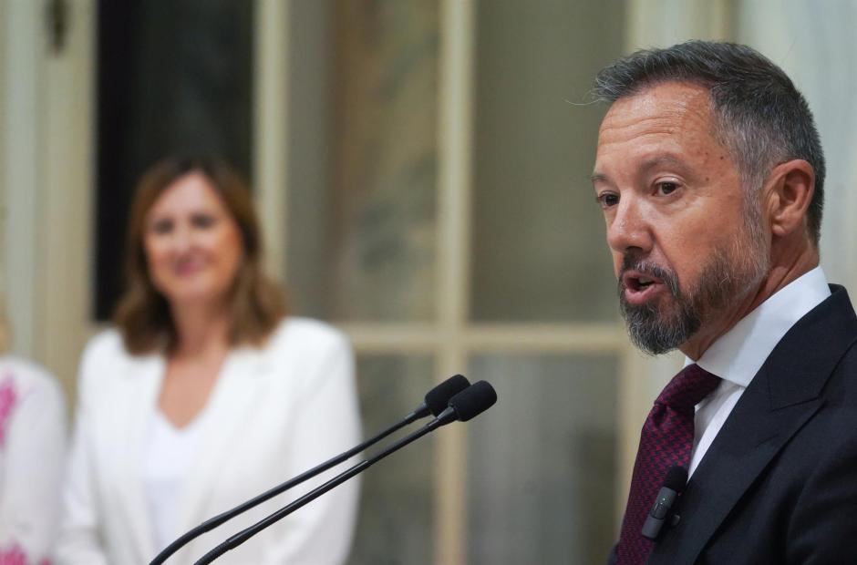 El segundo teniente de alcalde de Valencia, Juan Manuel Badenas, con la regidora, María José Catalá, al fondo