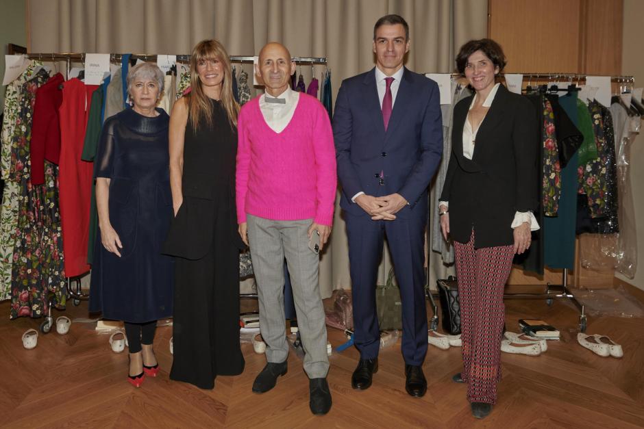 MADRID, 13/02/2024.- El presidente del Gobierno, Pedro Sánchez (2d), y su mujer, Begoña Gómez (2i), posan junto al diseñador Modesto Lomba (c), tras asistir este martes al desfile de la firma Debota&Lomba de presentación de su colección 'Biblioteca' en el Ateneo de Madrid, este martes. EFE/ Devota & Lomba -SOLO USO EDITORIAL/SOLO DISPONIBLE PARA ILUSTRAR LA NOTICIA QUE ACOMPAÑA (CRÉDITO OBLIGATORIO)-