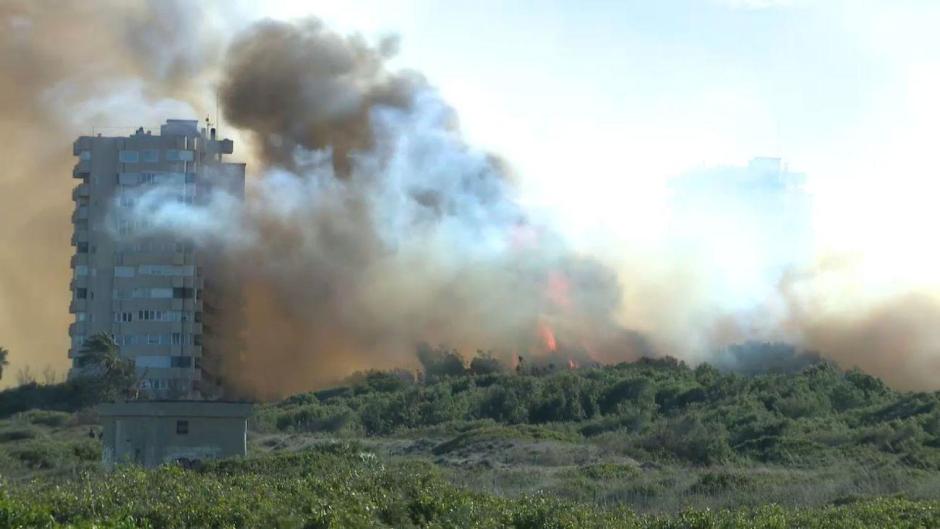 El último incendio en El Saler, con las llamas a escasos metros de varios bloques de viviendas.